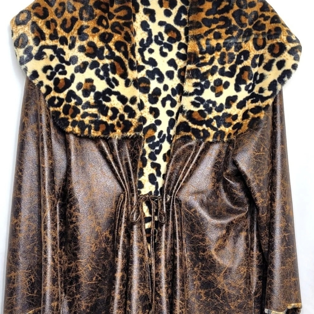 Elegant Leopard Print Faux Fur Trimmed Cape